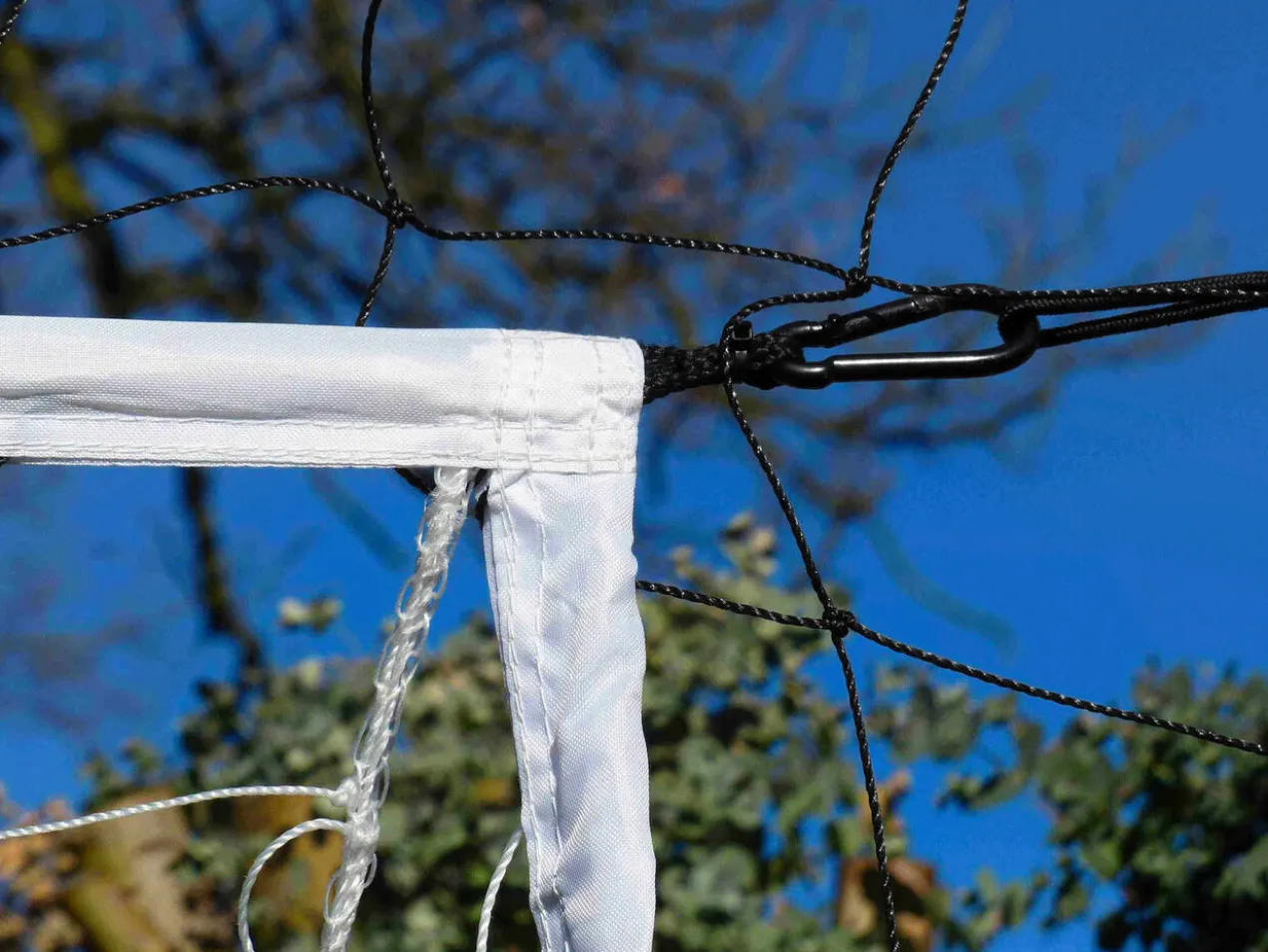 Tor mit integriertem Fangnetz und Ab/Rückholfunktion